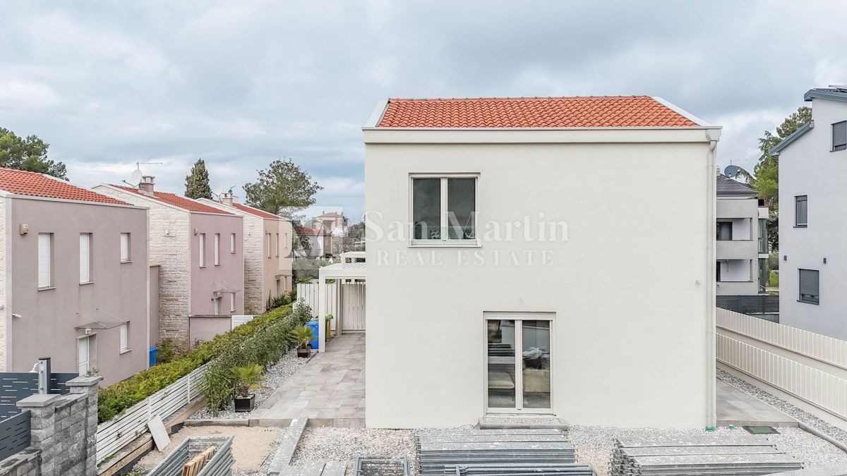 Parenzo, dintorni – Casa nuova a 450 m dal mare!!!