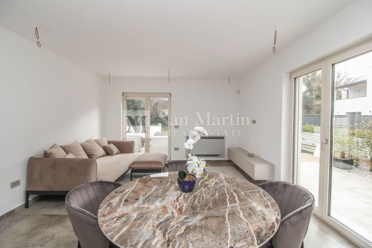 Parenzo, dintorni – Casa nuova a 450 m dal mare!!!