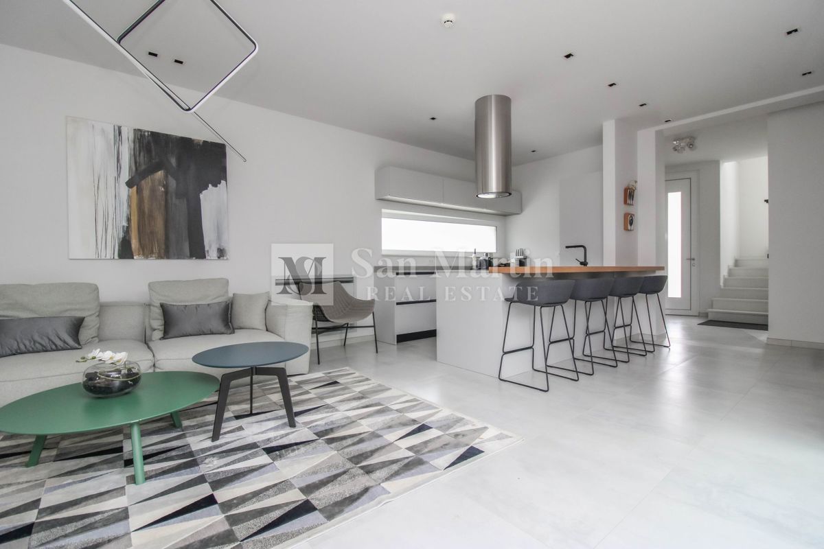 Parenzo - casa moderna con piscina. VICINO AL MARE!