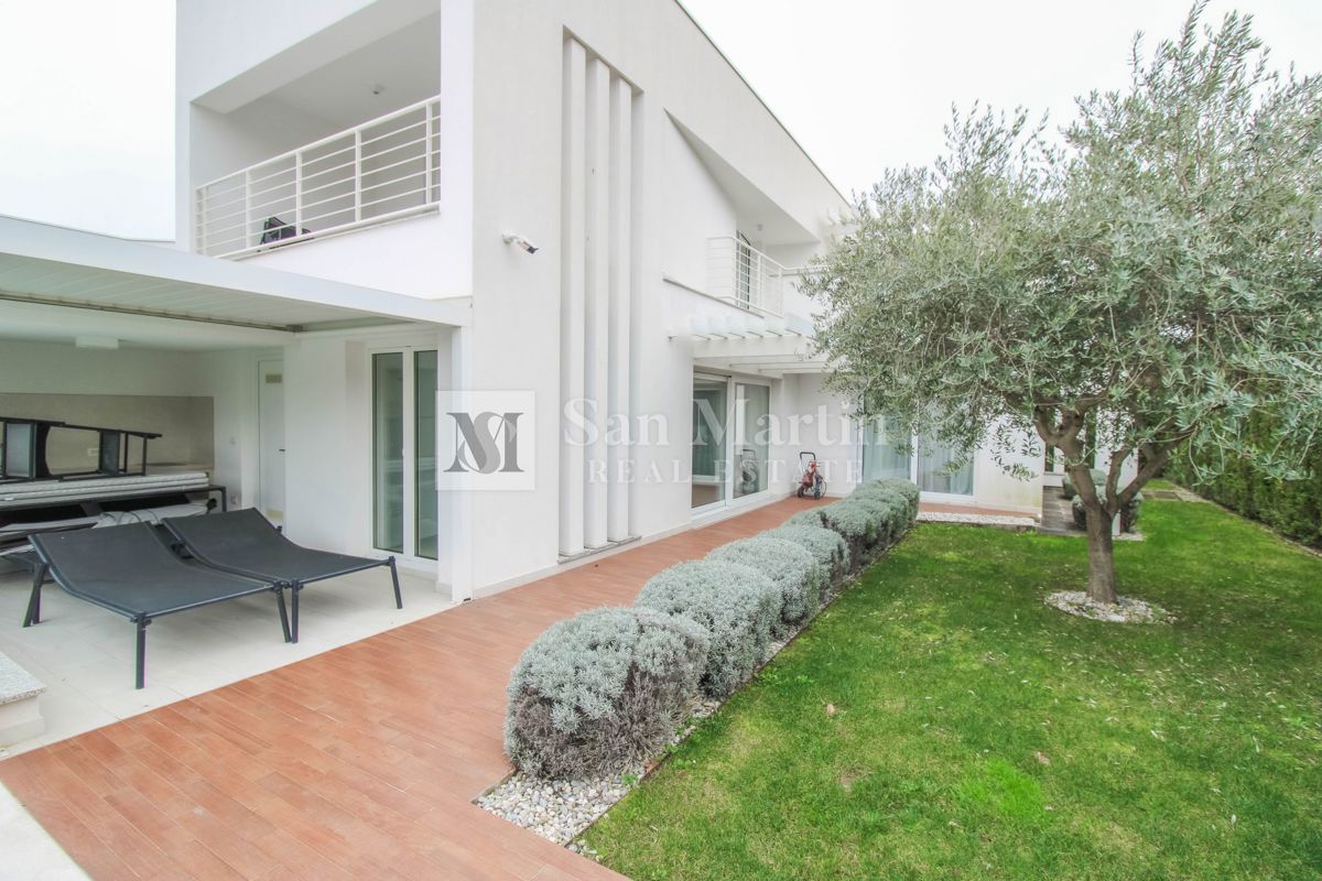 Parenzo - casa moderna con piscina. VICINO AL MARE!