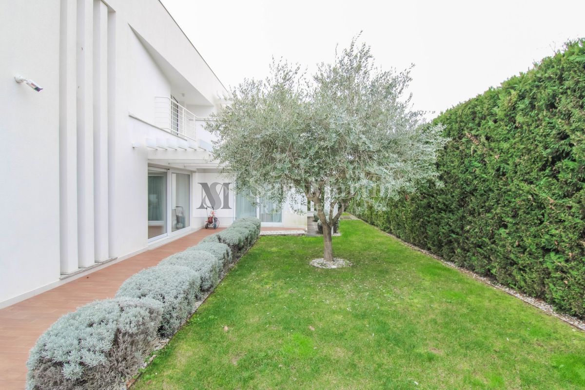 Parenzo - casa moderna con piscina. VICINO AL MARE!