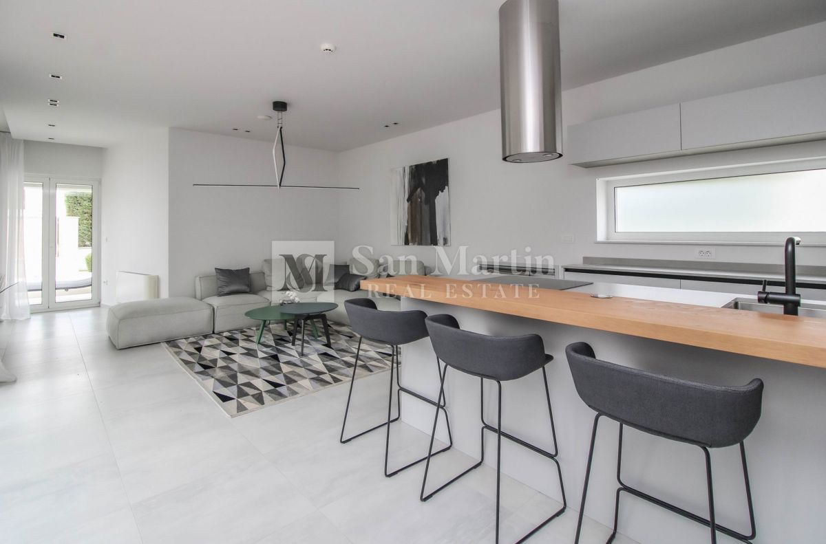 Parenzo - casa moderna con piscina. VICINO AL MARE!