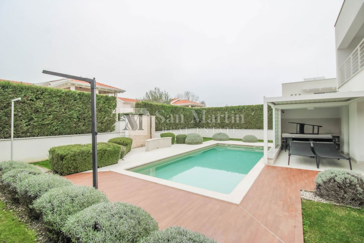 Parenzo - casa moderna con piscina. VICINO AL MARE!