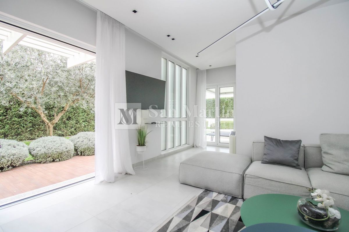 Parenzo - casa moderna con piscina. VICINO AL MARE!