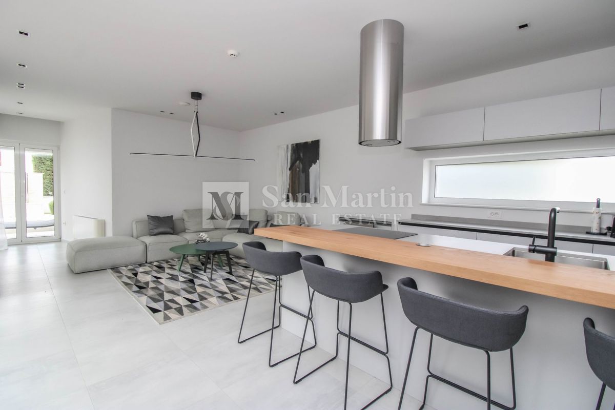 Parenzo - casa moderna con piscina. VICINO AL MARE!