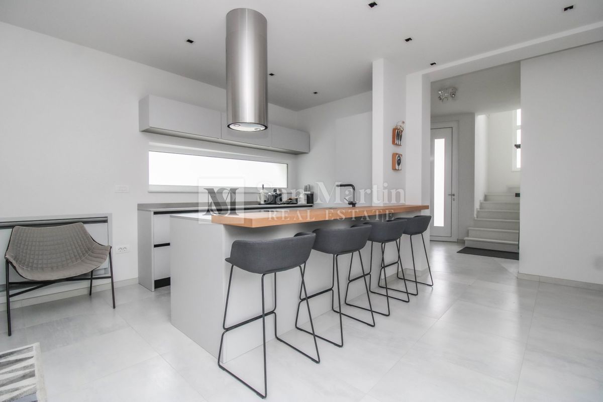 Parenzo - casa moderna con piscina. VICINO AL MARE!