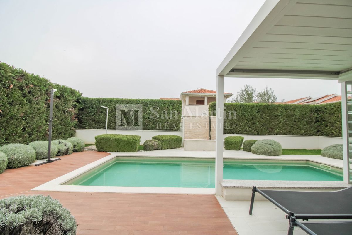 Parenzo - casa moderna con piscina. VICINO AL MARE!