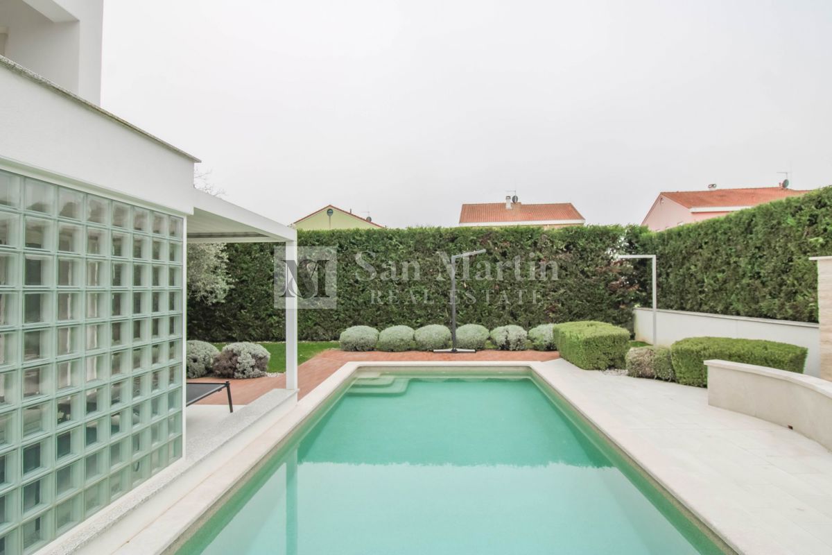 Parenzo - casa moderna con piscina. VICINO AL MARE!