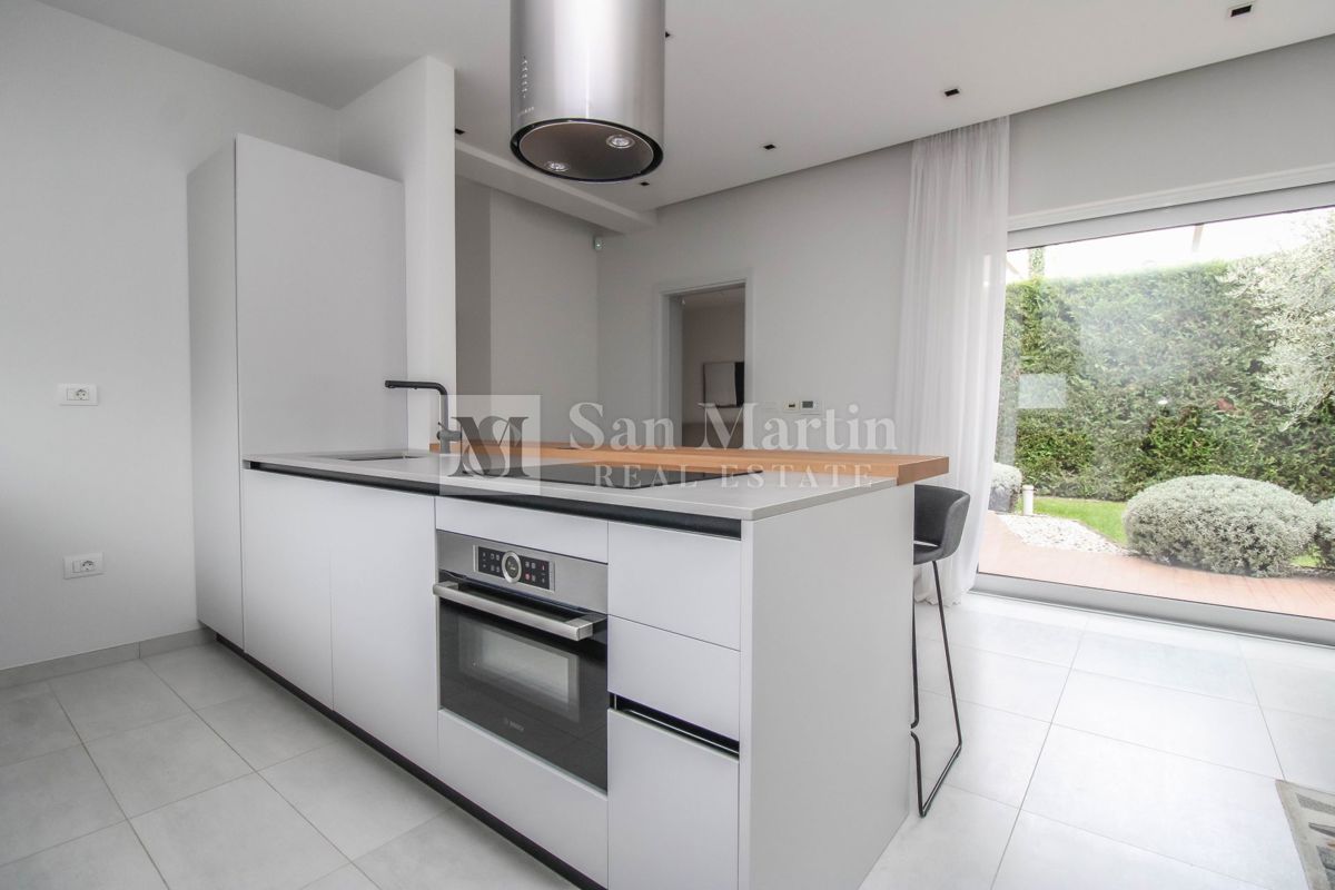 Parenzo - casa moderna con piscina. VICINO AL MARE!