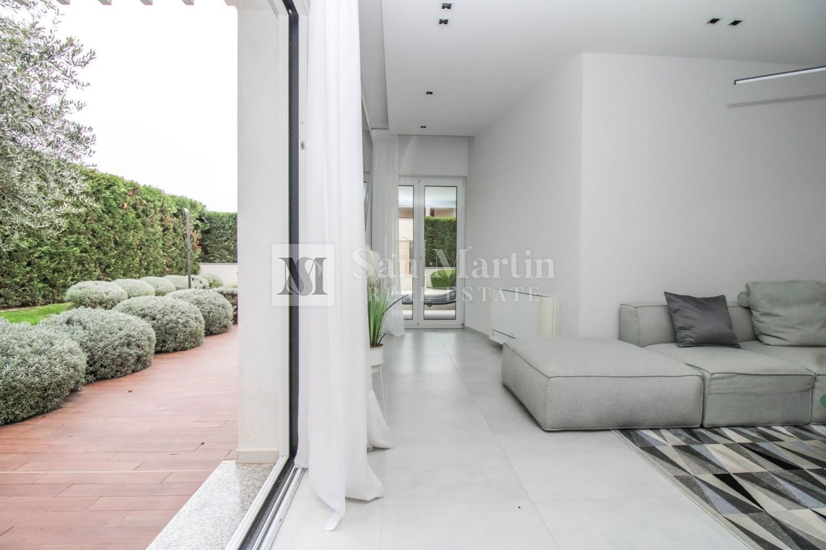 Parenzo - casa moderna con piscina. VICINO AL MARE!