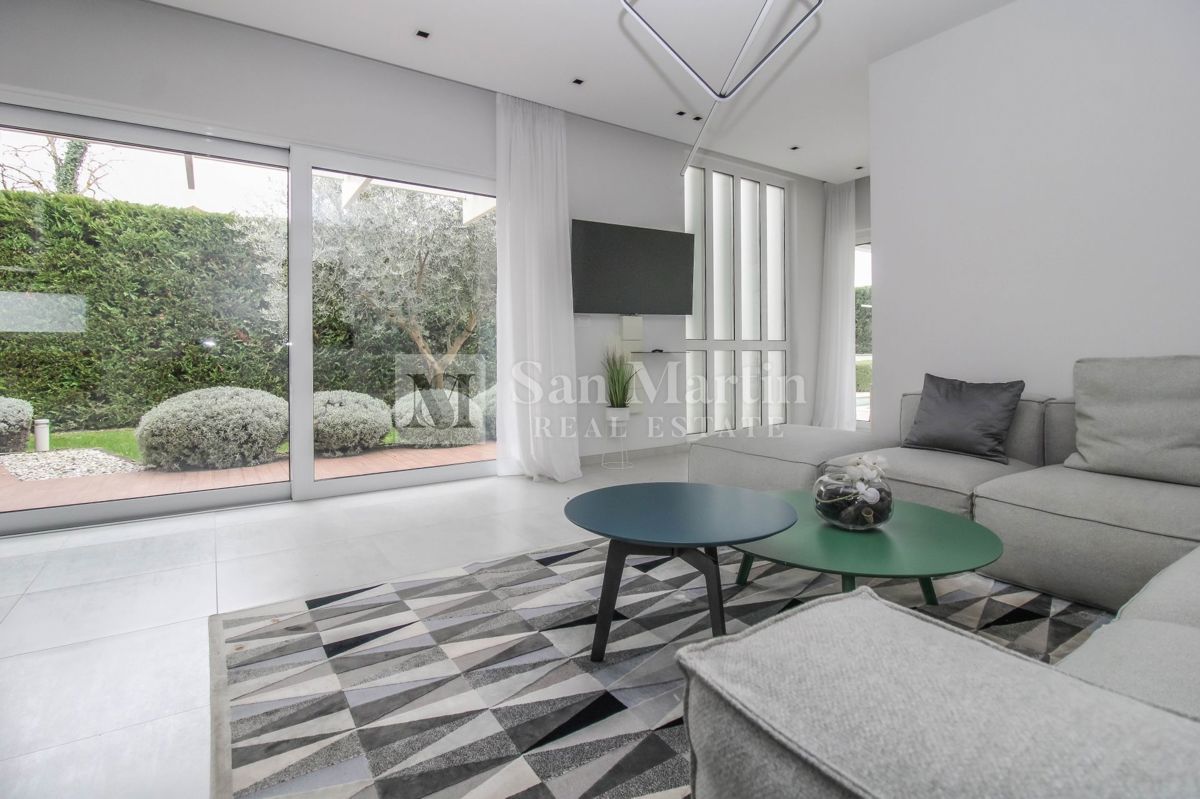 Parenzo - casa moderna con piscina. VICINO AL MARE!