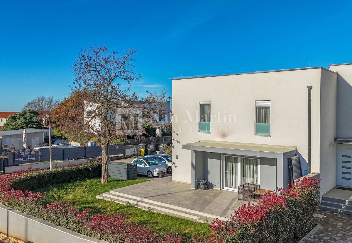 Poreč, dintorni - una bellissima casa moderna vicino a Poreč