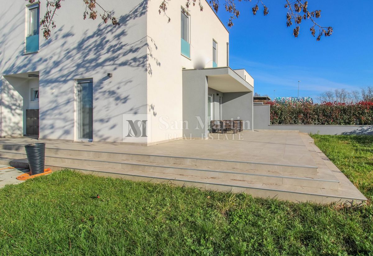 Poreč, dintorni - una bellissima casa moderna vicino a Poreč