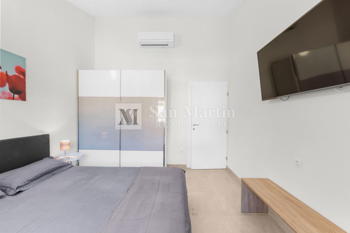 PARENZO, Casa al piano terra con 3 camere da letto e piscina