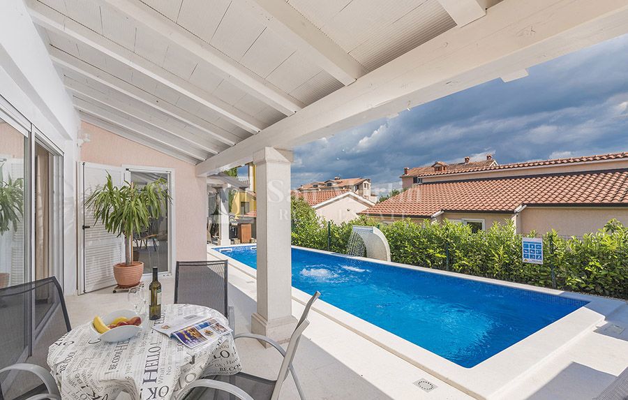 PARENZO, Casa al piano terra con 3 camere da letto e piscina