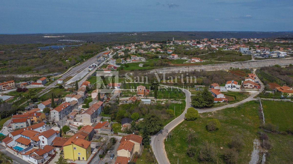 Rovigno, dintorni - terreno in ottima posizione