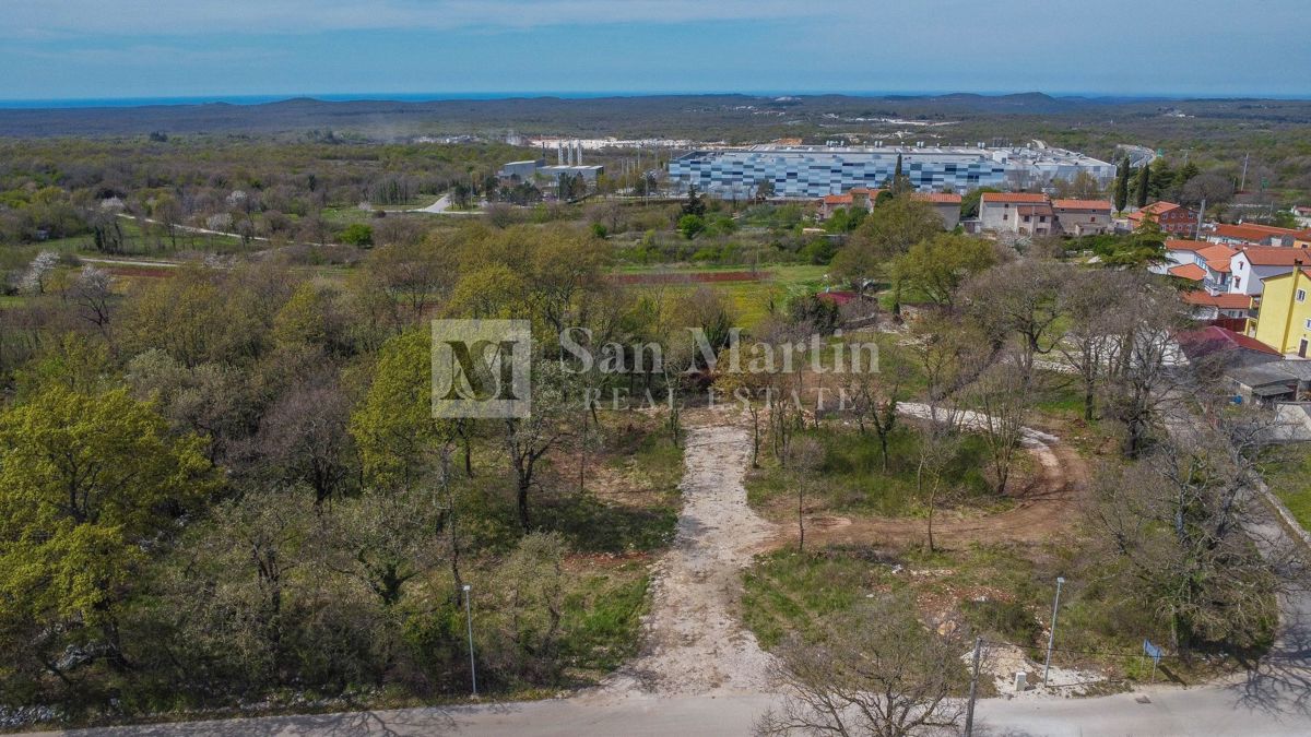 Rovigno, dintorni - terreno in ottima posizione