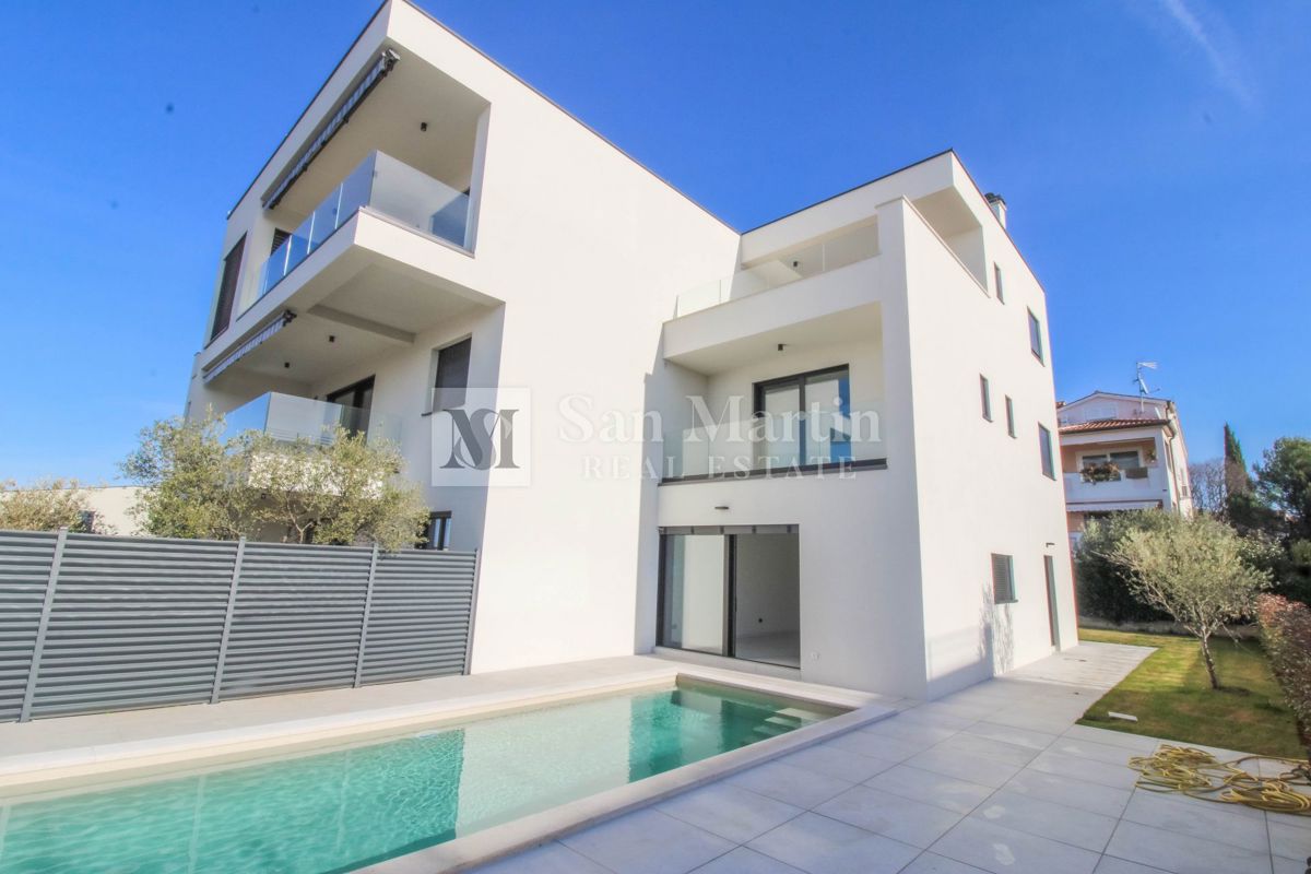 Parenzo – Casa con piscina a 800 m dal mare – VISTA MARE!