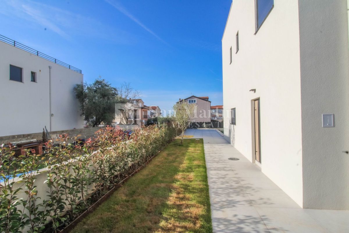 Parenzo – Casa con piscina a 800 m dal mare – VISTA MARE!