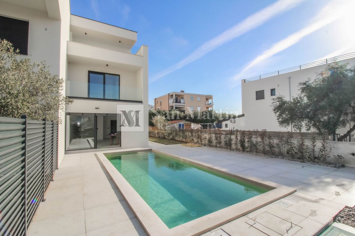 Parenzo – Casa con piscina a 800 m dal mare – VISTA MARE!