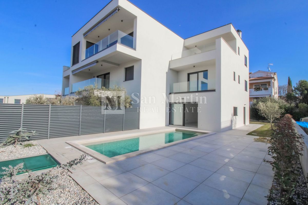 Parenzo – Casa con piscina a 800 m dal mare – VISTA MARE!