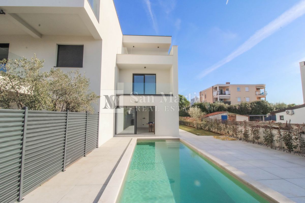 Parenzo – Casa con piscina a 800 m dal mare – VISTA MARE!