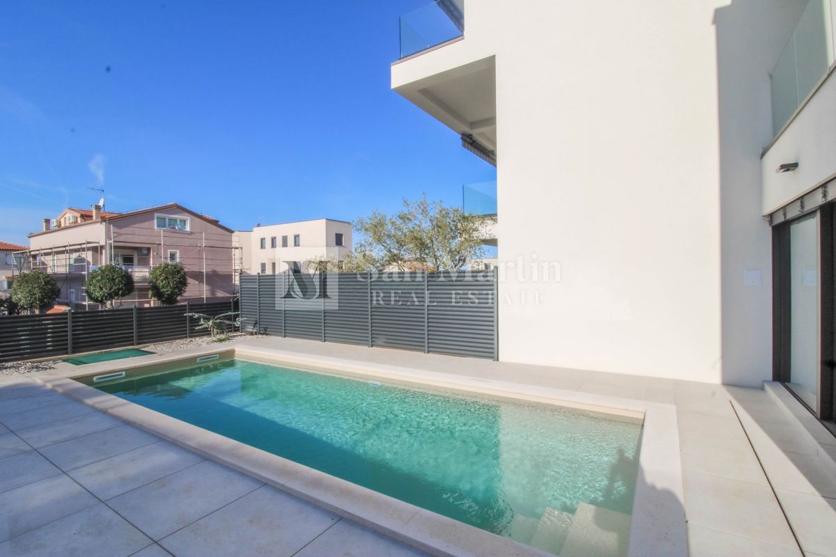 Parenzo – Casa con piscina a 800 m dal mare – VISTA MARE!