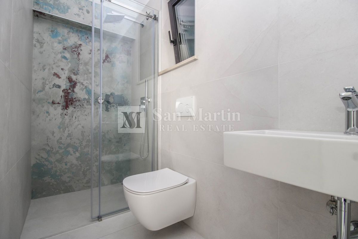 Parenzo – Casa con piscina a 800 m dal mare – VISTA MARE!