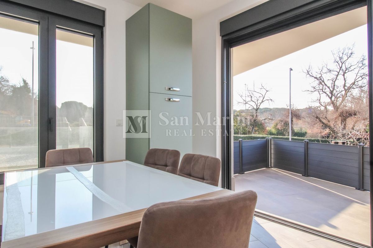 Parenzo, moderno appartamento al piano terra con giardino.