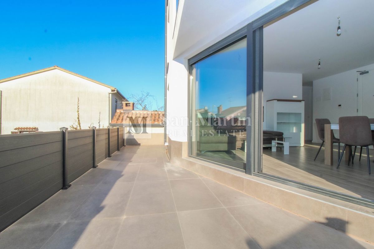 Parenzo, moderno appartamento al piano terra con giardino.