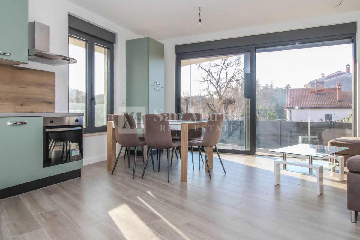 Parenzo, moderno appartamento al piano terra con giardino.