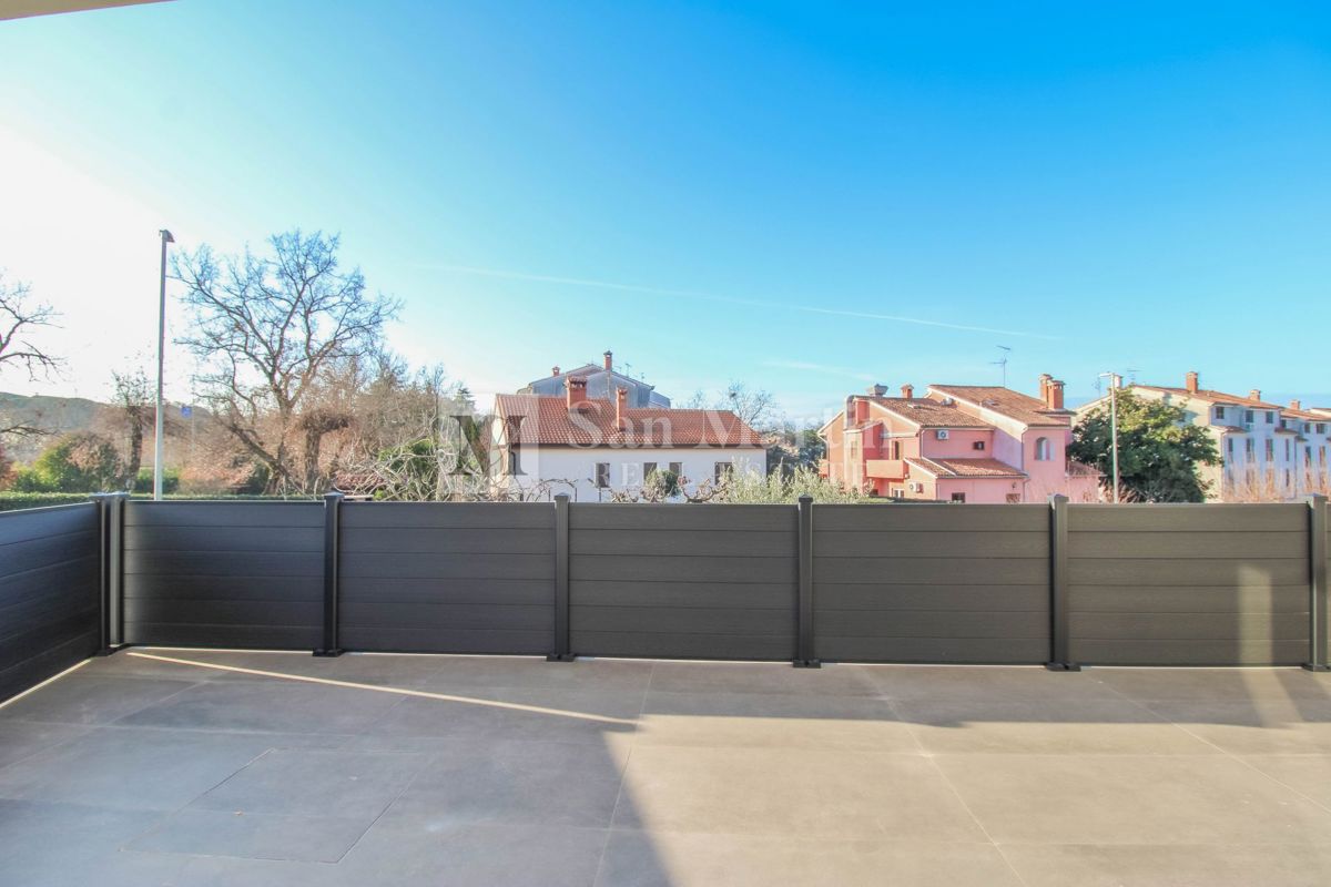 Parenzo, moderno appartamento al piano terra con giardino.