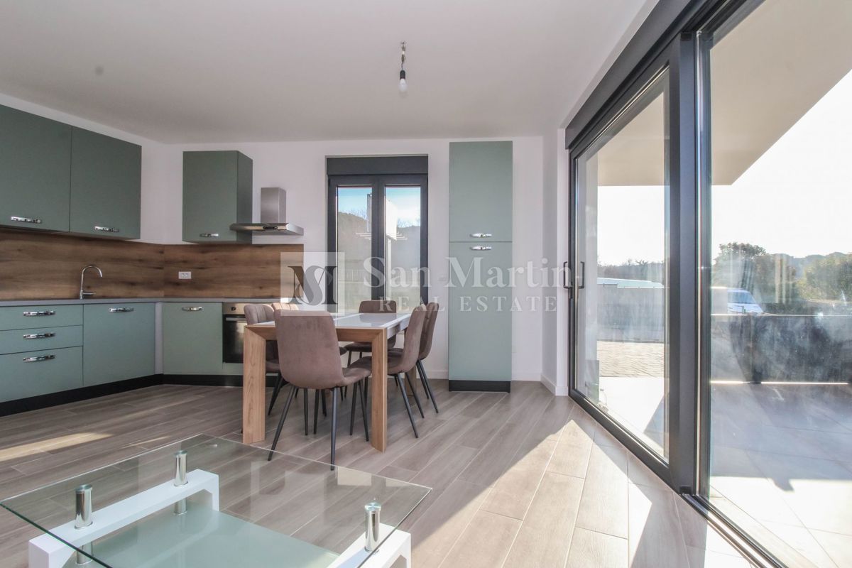 Parenzo, moderno appartamento al piano terra con giardino.