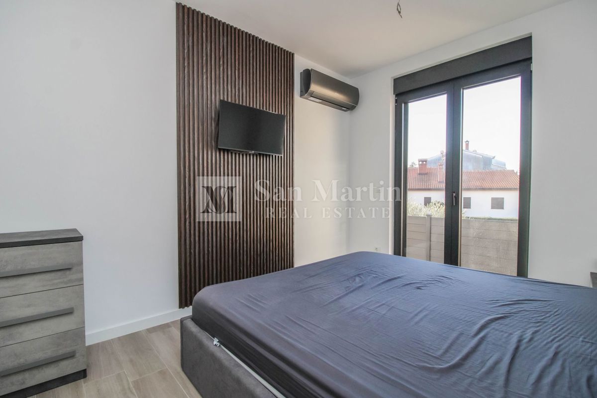 Parenzo, moderno appartamento al piano terra con giardino.