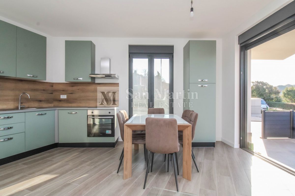 Parenzo, moderno appartamento al piano terra con giardino.