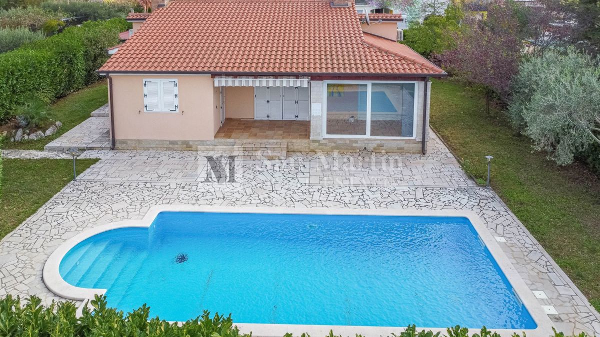 Poreč, dintorni - casa rustica al piano terra con un ampio giardino