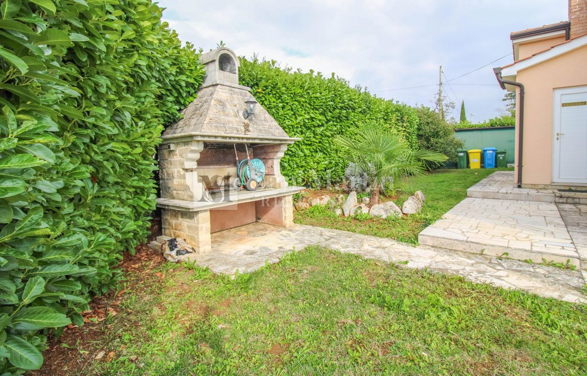 Poreč, dintorni - casa rustica al piano terra con un ampio giardino