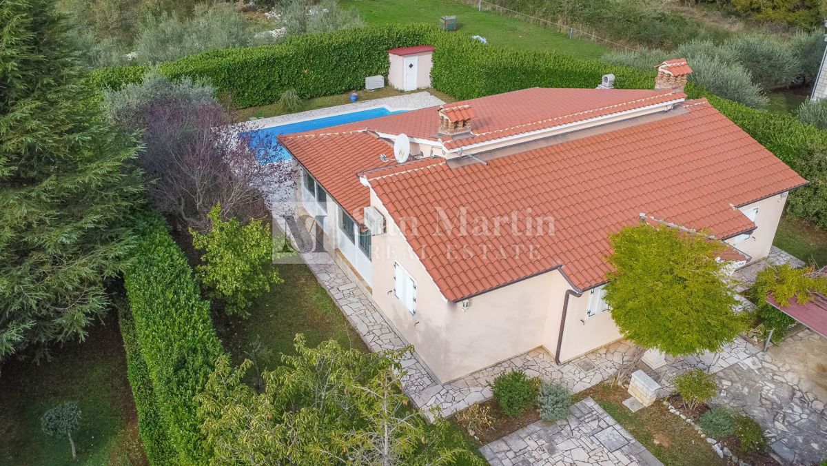 Poreč, dintorni - casa rustica al piano terra con un ampio giardino