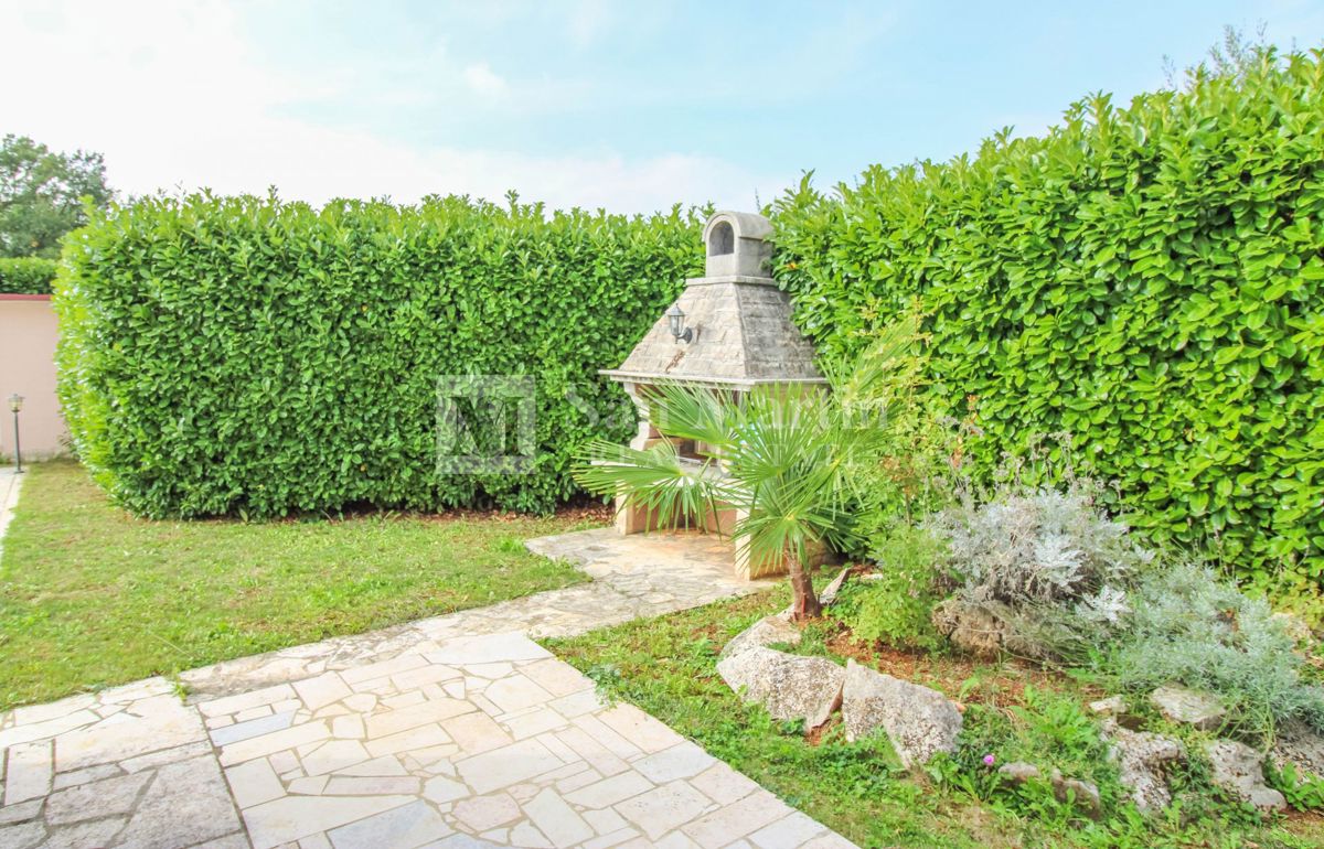 Poreč, dintorni - casa rustica al piano terra con un ampio giardino