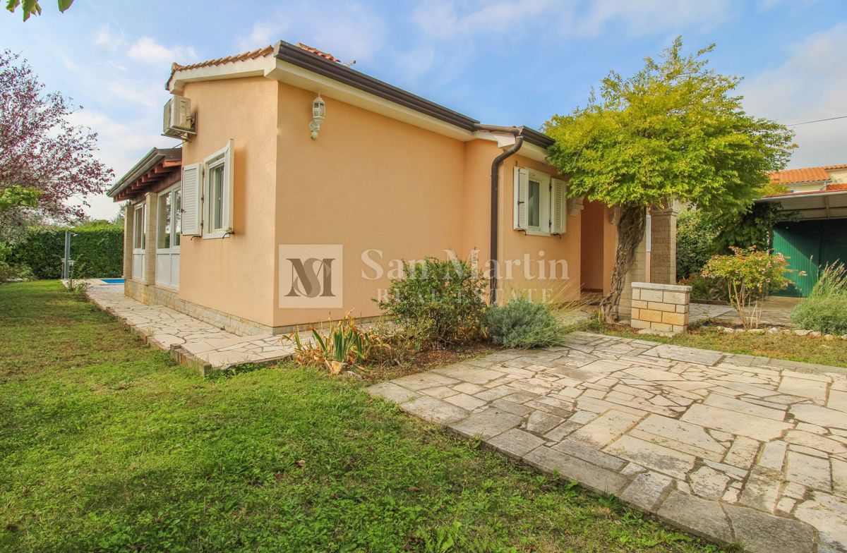 Poreč, dintorni - casa rustica al piano terra con un ampio giardino