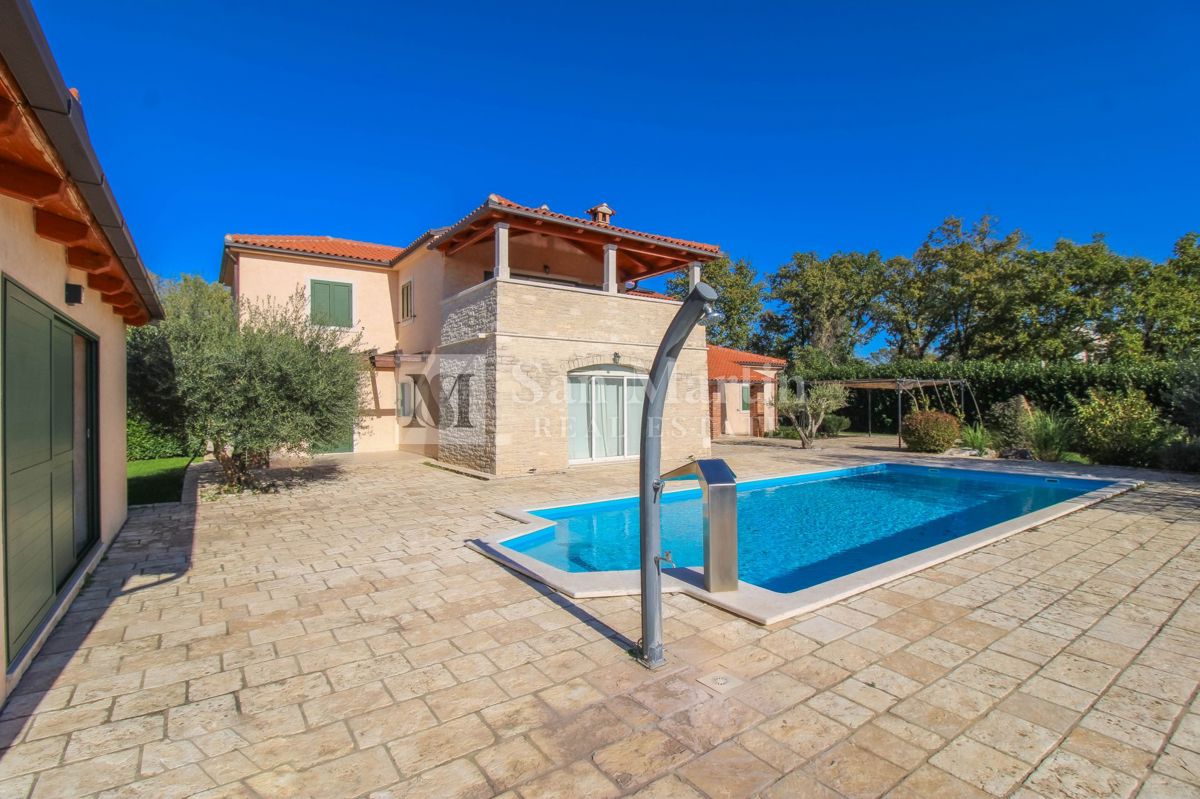 Parenzo, dintorni - casa in pietra con vista sulla natura e sul mare