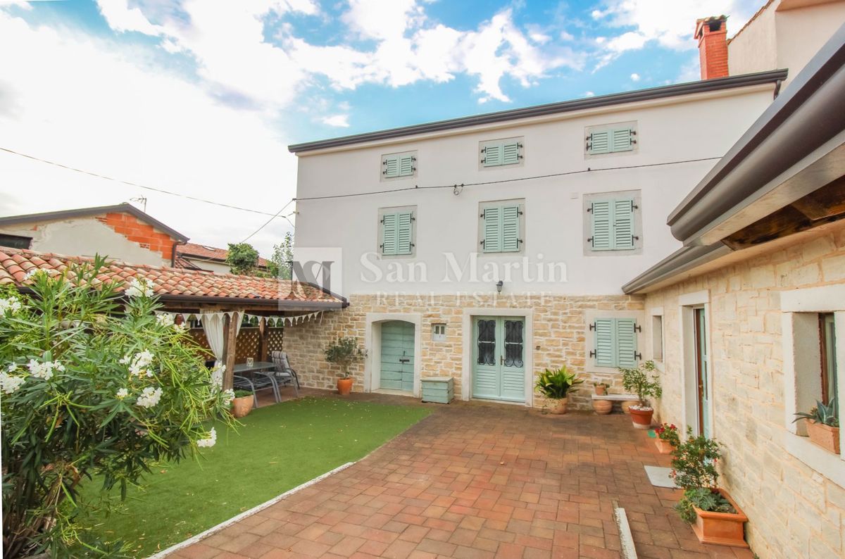 Parenzo, dintorni – splendida casa in pietra ristrutturata con 4 camere da letto
