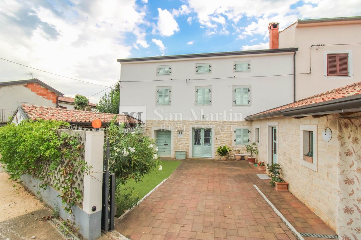 Parenzo, dintorni – splendida casa in pietra ristrutturata con 4 camere da letto