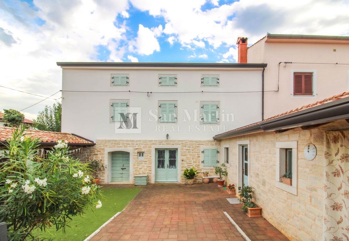 Parenzo, dintorni – splendida casa in pietra ristrutturata con 4 camere da letto