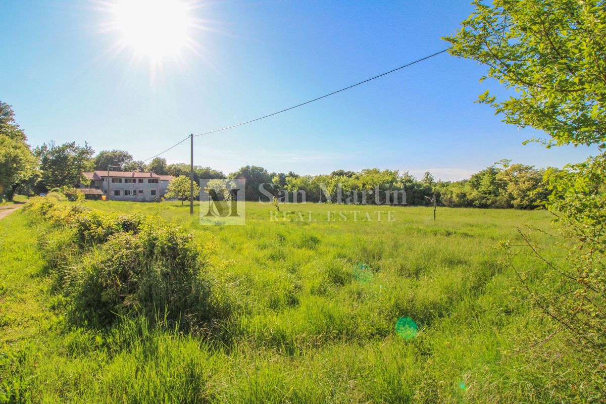 Umago-Terreno edificabile di investimento TOP per scopi turistici