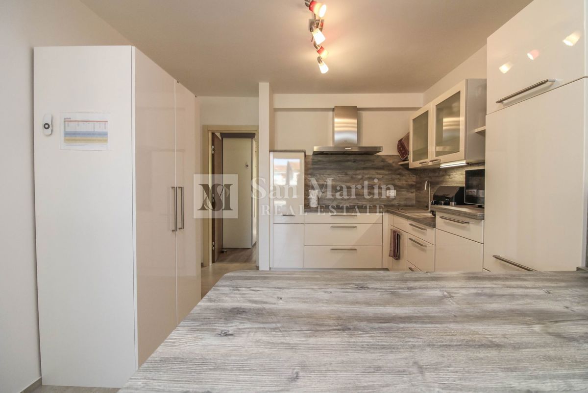 Parenzo, dintorni – bellissimo appartamento moderno con piscina