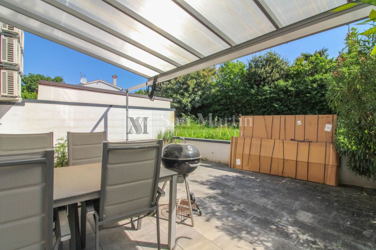 Parenzo, dintorni – bellissimo appartamento moderno con piscina