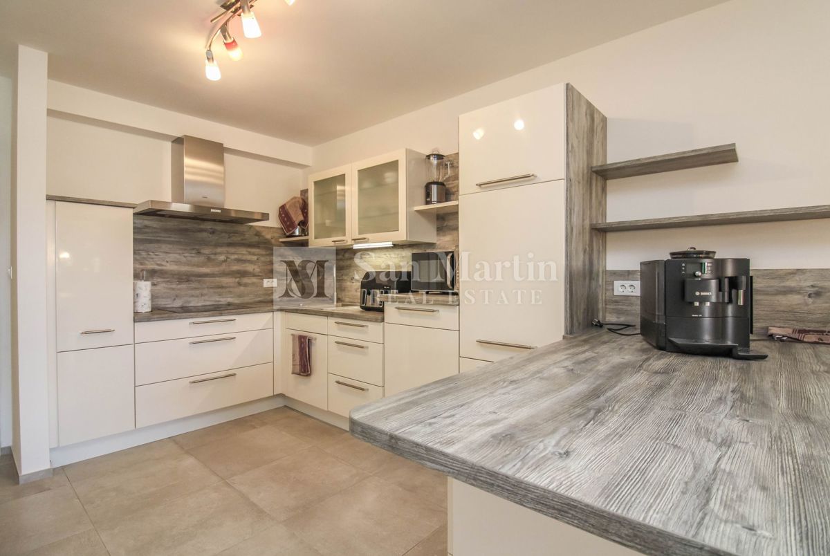 Parenzo, dintorni – bellissimo appartamento moderno con piscina