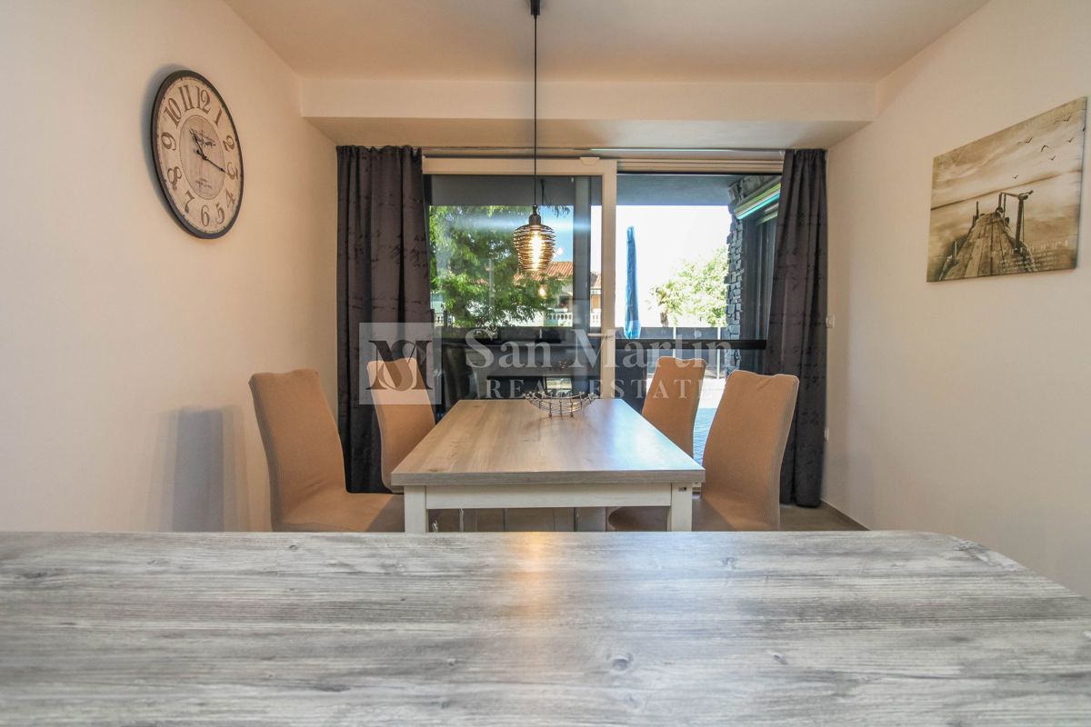 Parenzo, dintorni – bellissimo appartamento moderno con piscina