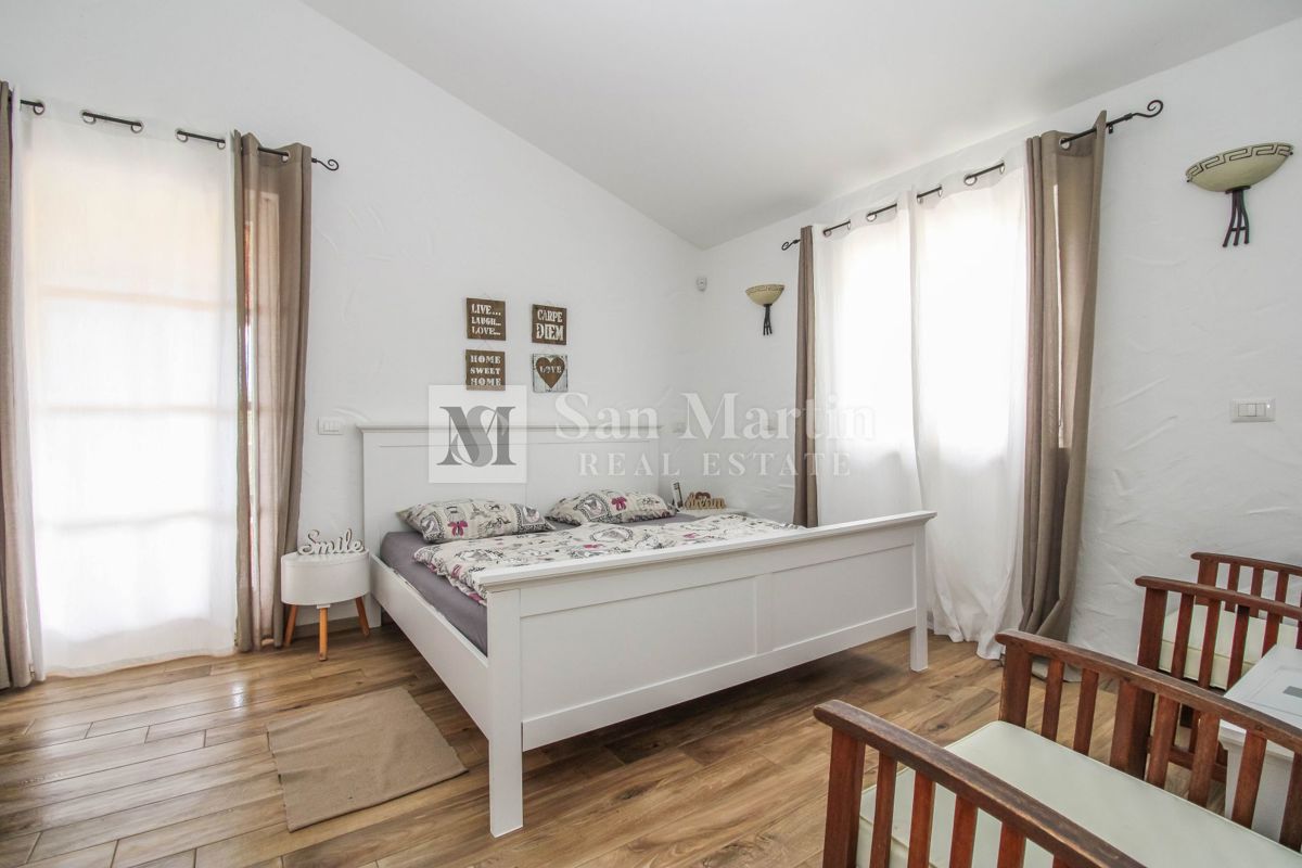 Parenzo, dintorni - casa tradizionale in pietra con vista mare